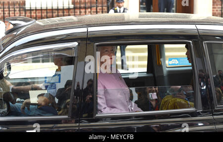 Foto muss Gutgeschrieben © Alpha Presse 079965 23/04/2018 Königin Elizabeth II Waxwork Kate die Herzogin von Cambridge Catherine Katherine Middleton und Prinz William Herzog von Cambridge Willkommen bei der Geburt eines Sohnes an der Lindo Flügel des St Marys Hospital in Paddington London. Stockfoto