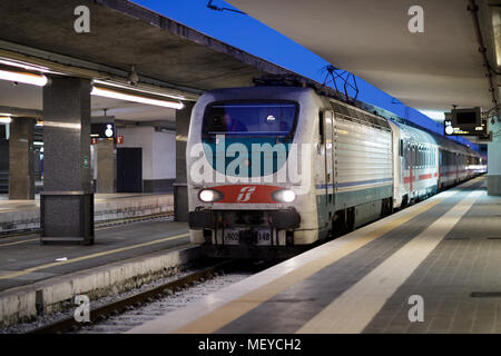 Neapel, Italien - 22 April, 2018: Bahnhof Garibaldi in Neapel, ein Intercity-zug der Staatsbahnen, Ankunft auf der Plattform. Das Dock ist noch emp Stockfoto