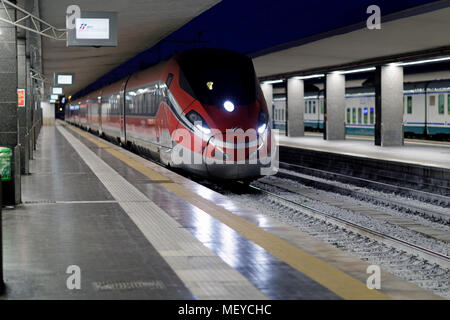 Neapel, Italien - 22 April, 2018: Bahnhof Garibaldi in Neapel, Weingut Frecciarossa Hochgeschwindigkeitszug, Ankunft auf der Plattform. Das Dock ist noch leer. Stockfoto