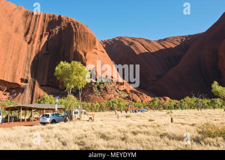 Touristen auf dem Weg zur Mutitjulu Wasserloch des Uluru (Ayers Rock). Uluṟu - Kata Tjuṯa National Park. Northern Territory, Australien Stockfoto