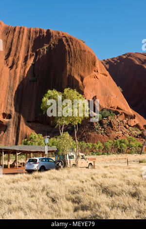 Touristen auf dem Weg zur Mutitjulu Wasserloch des Uluru (Ayers Rock). Uluṟu - Kata Tjuṯa National Park. Northern Territory, Australien Stockfoto