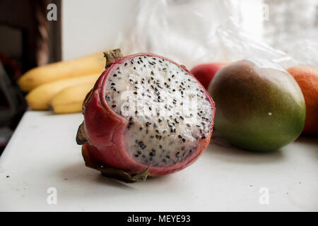 Große pitaya Obst. Lebendige und pulsierende Dragon Obst auf der Frucht Hintergrund Stockfoto