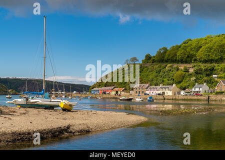 Fishguard, Pembrokeshire, Wales, Großbritannien, 20. Mai 2017: Boote der Marine, mit Menschen zu Fuß auf die Quay Street im Hintergrund Stockfoto