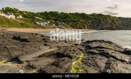 Tresaith, Ceredigion, Wales, Großbritannien, 22. Mai 2017: Blick über tresaith Strand, mit einige Boote und die Häuser an der Promenade Stockfoto