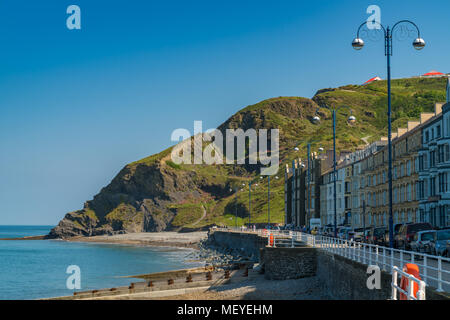 Aberystwyth, Ceredigion, Wales, Großbritannien, 25. Mai 2017: Blick auf die North Beach und die Marine Terrasse, das Cliff Railway im Hintergrund Stockfoto