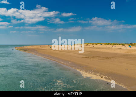 Aberdyfi, Gwynedd, Wales, Großbritannien, 25. Mai 2017: Menschen entspannend auf Talybont Strand Stockfoto