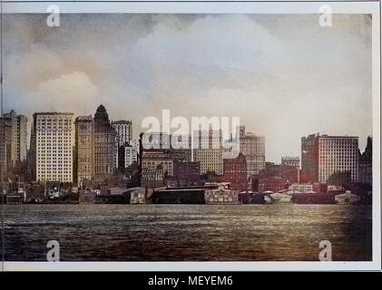 Fotogravur auf die Skyline von New York, New York Hafen im Vordergrund, 1912 sichtbar. Hinweis: Das Bild hat digital über ein modernes Prozess eingefärbt worden. Farben möglicherweise nicht sein - genau. () Stockfoto