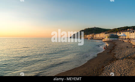 Aberystwyth, Ceredigion, Wales, Großbritannien, 25. Mai 2017: Abendlicher Blick über den Strand und die Marine Terrasse Stockfoto