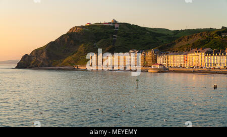 Aberystwyth, Ceredigion, Wales, Großbritannien, 25. Mai 2017: Abendlicher Blick über den Strand und die Marine Terrasse Stockfoto