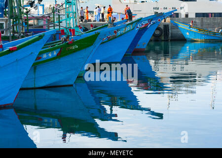 Fischerboote im Hafen mit bunten Reflexion im Wasser, Taitung Fu Schleifring Hafen und Fähranleger, Taitung County, Taiwan Stockfoto