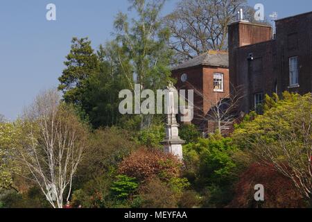 Rougemont Castle Gebäude und das Denkmal von Northernhay Gärten an einem sonnigen Frühlingstag. Exeter, Devon, Großbritannien. April, 2018. Stockfoto