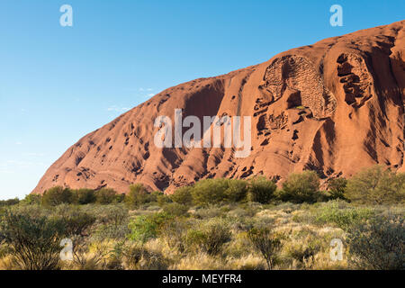 Verwitterte Löcher und Höhlen in den Felsen des Uluru (Ayers Rock). Uluṟu - Kata Tjuṯa National Park. Northern Territory, Australien. Stockfoto