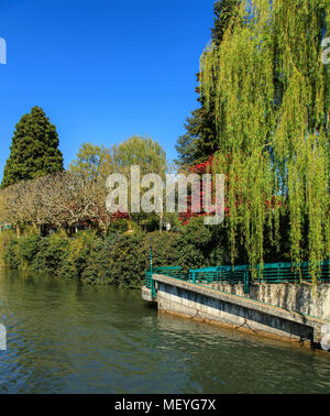 Blick entlang der Schanzengraben Burggraben in der Stadt Zürich, Schweiz, Ende April. Stockfoto