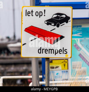 Schild, Verweis auf Unebenheiten, für Geschwindigkeitsreduzierung, in Niederländisch, Trommeln, Drempels, Stockfoto