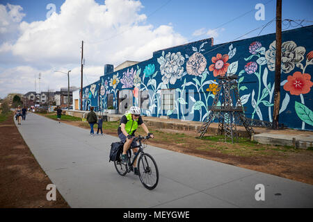 Atlanta, Hauptstadt des US-Bundesstaates Georgia, Menschen, die auf einem Laufsteg mit Familien Wandern und Radfahren auf Stockfoto