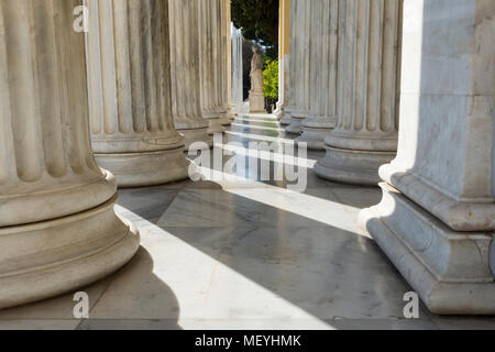 Marmorsäulen im zapio Gebäude in Athen Stockfoto