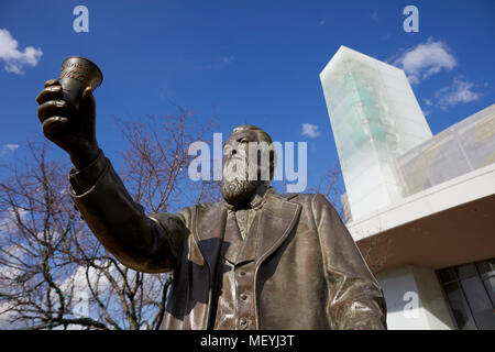 Atlanta, Hauptstadt des US-Bundesstaates Georgia, John Stith Pemberton Bronzestatue außerhalb der Welt von Coca-Cola ein Museum Stockfoto