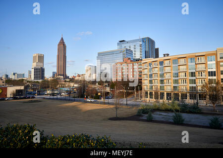 Atlanta, Hauptstadt des US-Bundesstaates Georgia, von Downtown Bank of America Plaza ein Wolkenkratzer in Midtown entfernt Stockfoto