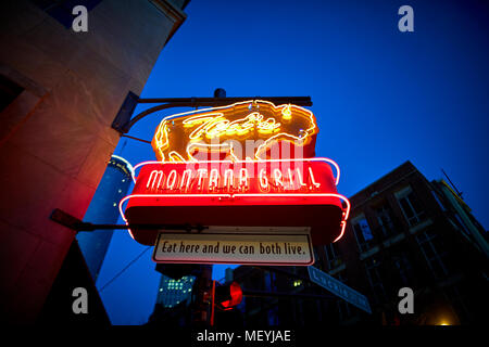 Atlanta, Hauptstadt des US-Bundesstaates Georgia, Downtown Teds Montana Grill restaurant Neon Licht Zeichen Kette spezialisiert auf Bison bei Nacht Stockfoto