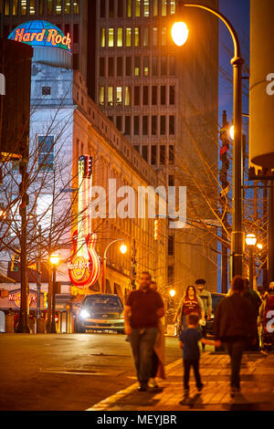 Atlanta, Hauptstadt des US-Bundesstaates Georgia, Äußere des Hard Rock Cafe neon Gitarre Zeichen außerhalb der Innenstadt Peachtree Restaurant bei Nacht Stockfoto