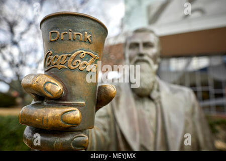Atlanta, Hauptstadt des US-Bundesstaates Georgia, John Stith Pemberton Bronzestatue außerhalb der Welt von Coca-Cola ein Museum Stockfoto