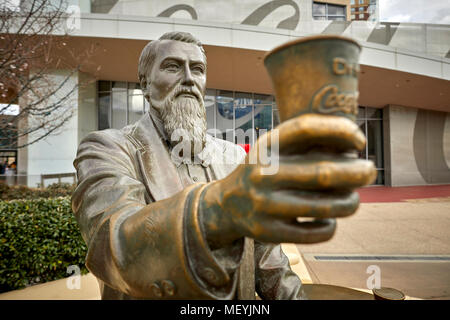 Atlanta, Hauptstadt des US-Bundesstaates Georgia, John Stith Pemberton Bronzestatue außerhalb der Welt von Coca-Cola ein Museum Stockfoto