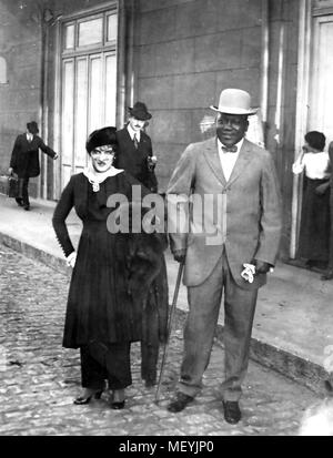 JACK JOHNSON (1878-1946), amerikanischer Boxer in Buenos Aires mit seiner Frau Lucille vor seinem KO gewinnen Kampf mit Jack Murray am 15. Dezember 1914 Stockfoto