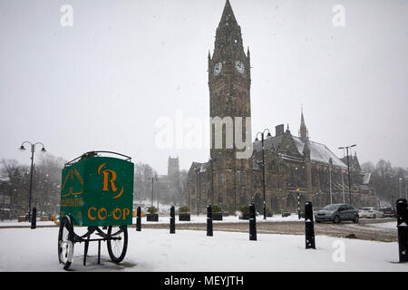 Winter Schnee ai Rochdale Lancashire. Das Rathaus Stockfoto