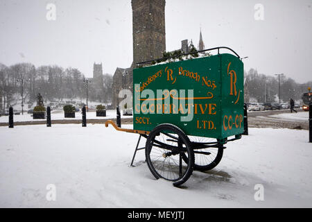 Winter Schnee ai Rochdale Lancashire. Kooperative hand Warenkorb im Stadtzentrum Stockfoto