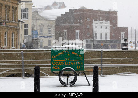 Winter Schnee ai Rochdale Lancashire. Kooperative hand Warenkorb im Zentrum verwendet als Pflanzer Stockfoto