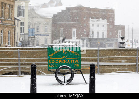 Winter Schnee ai Rochdale Lancashire. Kooperative hand Warenkorb im Zentrum verwendet als Pflanzer Stockfoto