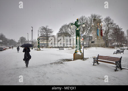 Winter Schnee ai Rochdale Lancashire. Rochdale Kenotaph und Gärten in der Nähe des Rathauses Stockfoto