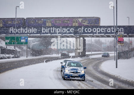 Winter Schnee ai Rochdale Lancashire. Rochdale Geburtsort der Genossenschaft Eisenbahnbrücke Stockfoto