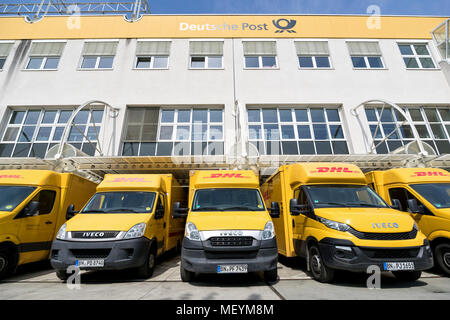 DHL-Lieferwagen im Depot. DHL ist eine Abteilung des Deutschen Logistikunternehmen Deutsche Post AG Die International Express Mail Service. Stockfoto