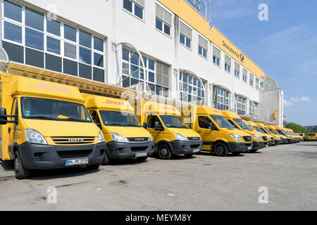 DHL-Lieferwagen im Depot. DHL ist eine Abteilung des Deutschen Logistikunternehmen Deutsche Post AG Die International Express Mail Service. Stockfoto