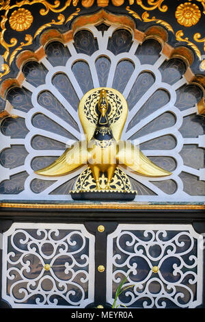 Design mit golden Peacock, Palast aus Gold, New Vrindaban, West Virginia, USA Stockfoto