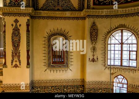 Foto eines inneren Bereich der Galerie in der Kleinen Moschee Hagia Sophia, eine Öffnung mit hölzernen Zaun und ein großes Fenster mit Wänden, um Sie herum, in Istanbul, Türkei, 10. November 2017. () Stockfoto