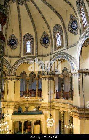 Foto des Innenraums der Kleine Hagia Sophia, die früher die Kirche der Heiligen Sergius und Bacchus, ein Blick von der Galerie auf dem Weg zu einem großen Teil der Galerie Über, Unter der Kuppel, leuchten Kronleuchter Licht, in Istanbul, Türkei, 10. November 2017. () Stockfoto