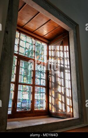 Foto einer Interior Detail der Kleine Hagia Sophia, Licht in den durch eine große, alte Holz- Fenster mit Fensterläden, in Istanbul, Türkei, 10. November 2017. () Stockfoto