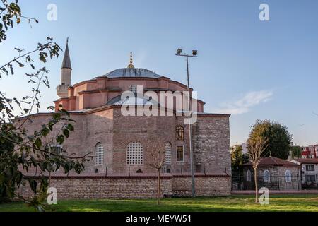 Foto der Kleine Hagia Sophia Exterieur, die früher die Kirche der Heiligen Sergius und Bacchus, in vollem Umfang, mit byzantinischen Mauer Fassade und Minarett im Hintergrund, in Istanbul, Türkei, 10. November 2017. () Stockfoto