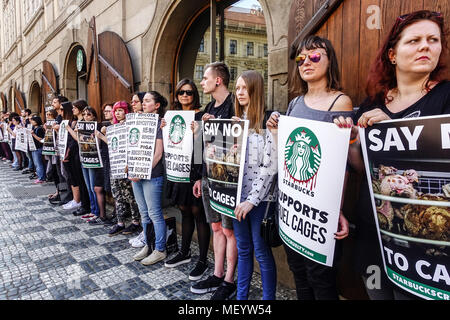 Gegner der supranationalen Starbucks-Kaffeekette protestierten vor dem Café in Malostranske Namesti, Mala Strana, Prag, Tschechische Republik Stockfoto