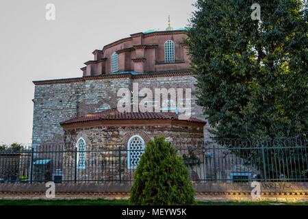 Foto der Kleine Hagia Sophia, früher Kirche der Heiligen Sergius und Bacchus, vom Osten in vollem Umfang gesehen, die Apsis mit byzantinischen Mauer Fassade, mit einem großen Baum im Hinblick auf eine Ecke des Gebäudes, in Istanbul, Türkei, 10. November 2017. () Stockfoto