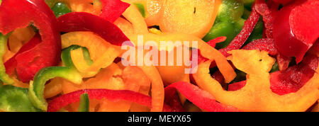 Rote, gelbe, grüne Paprika bereit, die als Zutaten in der Küche Pizza verwendet werden Stockfoto