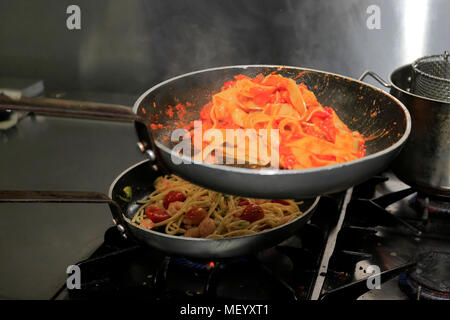 Tomaten Spaghetti Pasta, in einem Restaurant zubereitet Stockfoto