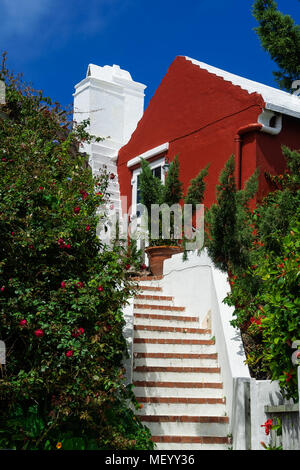 Traditionelle Bermuda home mit üppiger tropischer Vegetation umgeben. Stockfoto