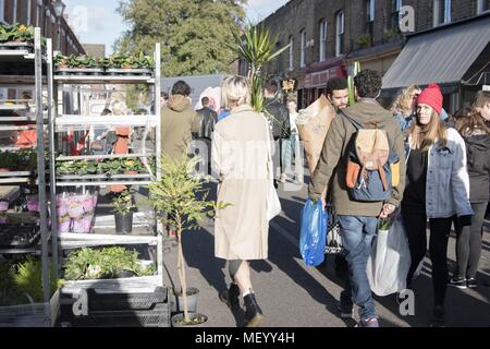 Käufer Durchsuchen florist Ständen auf der Columbia Road Blumenmarkt in East London, Großbritannien, 29. Oktober 2017. () Stockfoto