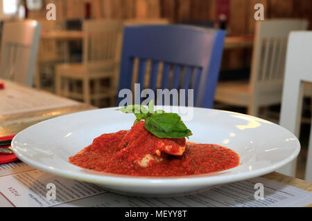 Wolfsbarschfilet in einem cherry Tomatensauce in einem Restaurant, Einstellung Stockfoto