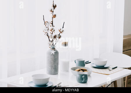 Im skandinavischen Stil hipster Interieur, gemütliche Loft Zimmer, Vase mit Baumwolle im Innenraum Stockfoto