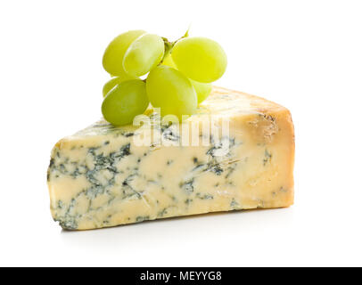 Lecker Käse und Weintrauben Blau auf weißem Hintergrund. Stockfoto