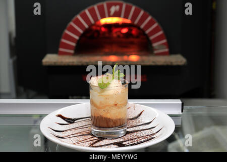Schokolade und Karamell Sahne mousse Wüste, in ein Restaurant setzen Stockfoto